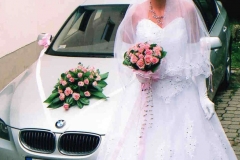 menyasszonyi csokor rózsaszín rózsákból autódíszítéssel