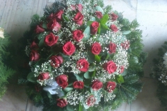 temetési koszorú vörös rózsákból
