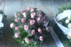 temetési koszorú rózsaszínű rózsákból