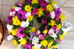 temetési koszorú tavaszi virágokból