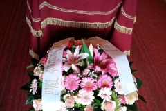 temetési koszsorú rózsaszínű liliommal és gerberával