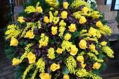 különleges temetési koszorú sárga virágokból