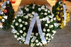temetési koszorú fehér liliommal
