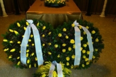 temetési koszorú sárga rózsával ill. liliommal