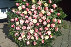 nagyméretű temetési koszorú rózsaszínű cirmoslevelű rózsából