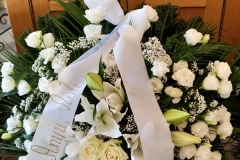 temetési koszorú fehérben - liziantusszal, rózsával, liliommal