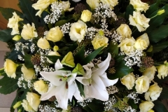 temetési koszorú fehérben - liziantusszal és liliommal