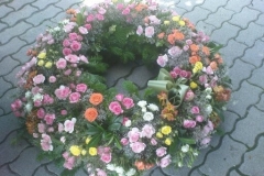 nagyméretű temetési koszorú színes rózsákkal