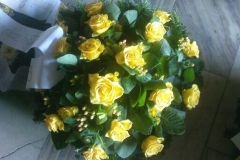 kisméretű temetési koszorú sárga rózsából