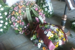 temetési koszorúk színes virágokból