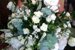 virágcsokor fehér rózsával és liziantusszal