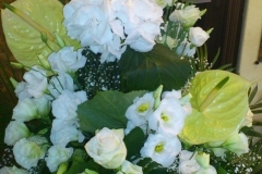 virágcsokor fehér rózsával és liziantusszal